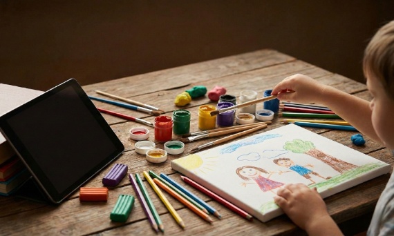 Jak odciągnąć dziecko od ekranu? Przegląd zestawów artystycznych, które wygrywają z tabletem